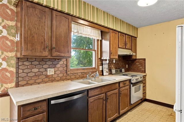 3197 Greenbrier Drive, Norton, OH 44203
