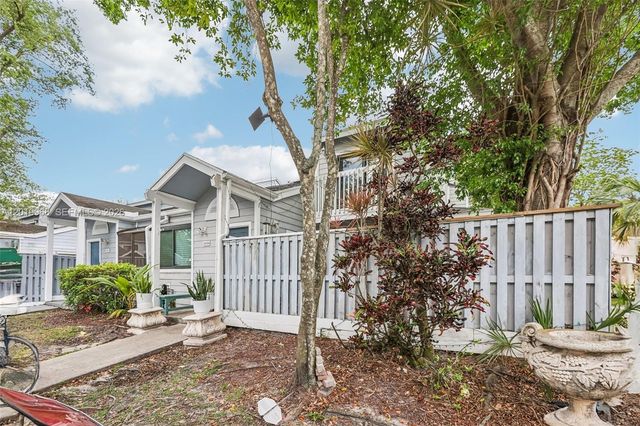 2039 Winners Cir, North Lauderdale, FL 33068
