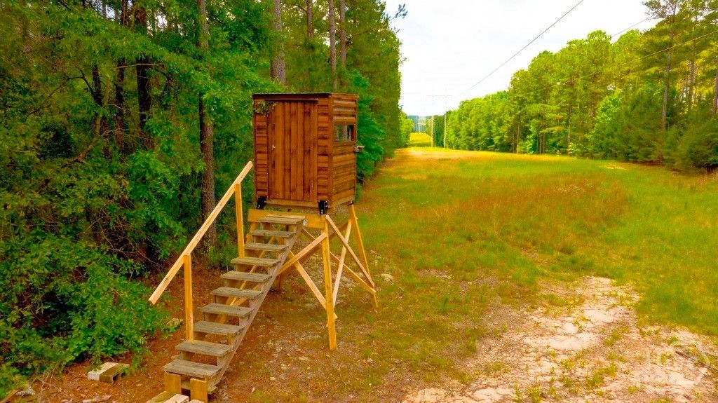 Image 10 of property listing at Address unavailable.