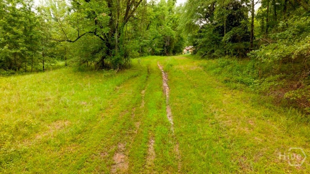 Image 12 of property listing at Address unavailable.