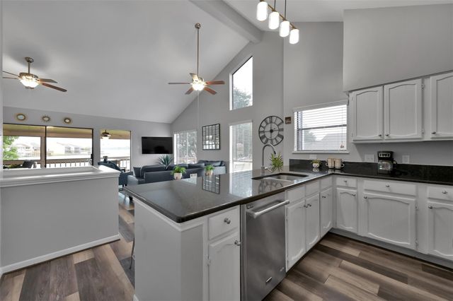 124 April Point N, Montgomery, TX 77356