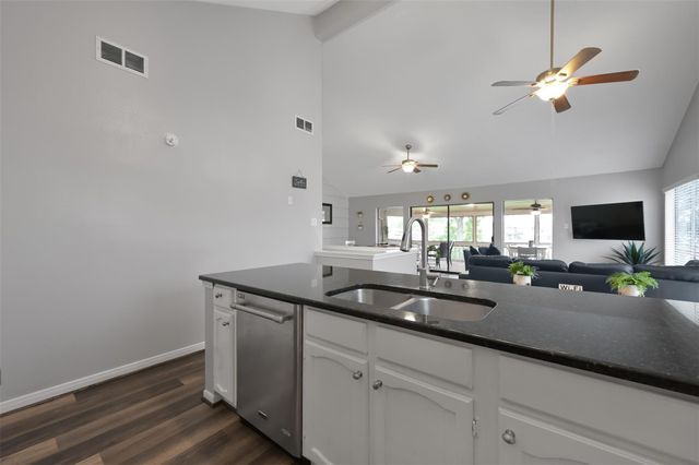 124 April Point N, Montgomery, TX 77356