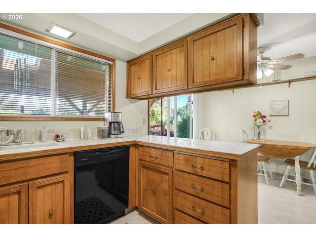 470 Nw BELLA VISTA Dr, Gresham, OR 97030