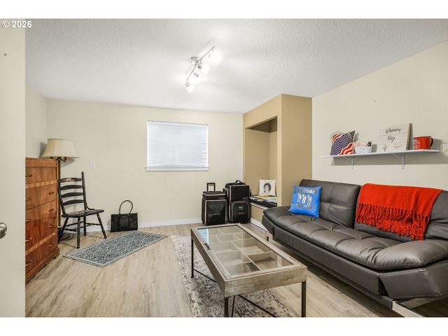 470 Nw BELLA VISTA Dr, Gresham, OR 97030