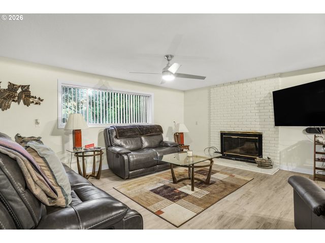 470 Nw BELLA VISTA Dr, Gresham, OR 97030