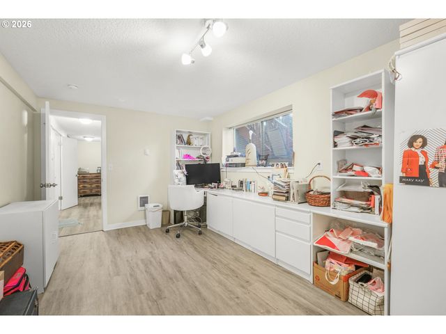 470 Nw BELLA VISTA Dr, Gresham, OR 97030