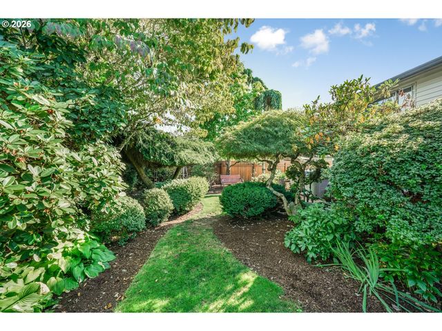 470 Nw BELLA VISTA Dr, Gresham, OR 97030