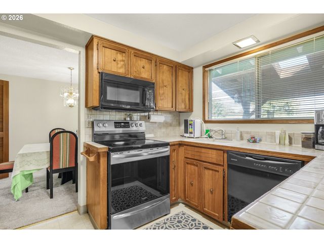 470 Nw BELLA VISTA Dr, Gresham, OR 97030
