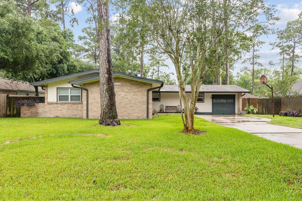 1034 Royal Oak Drive, Dickinson, TX 77539