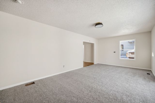 4128 E 27th Street, Des Moines, IA 50317