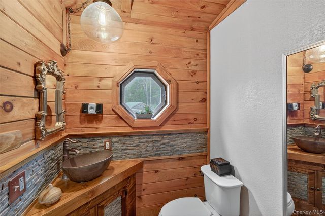 129 Hallock Road, Barryville, NY 12719