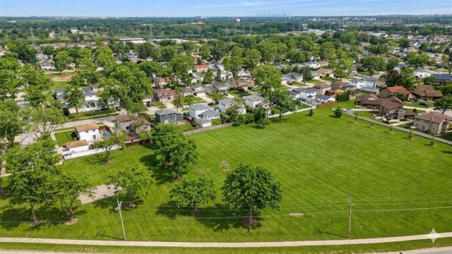 458 N 5th Avenue, Des Plaines, IL 60016