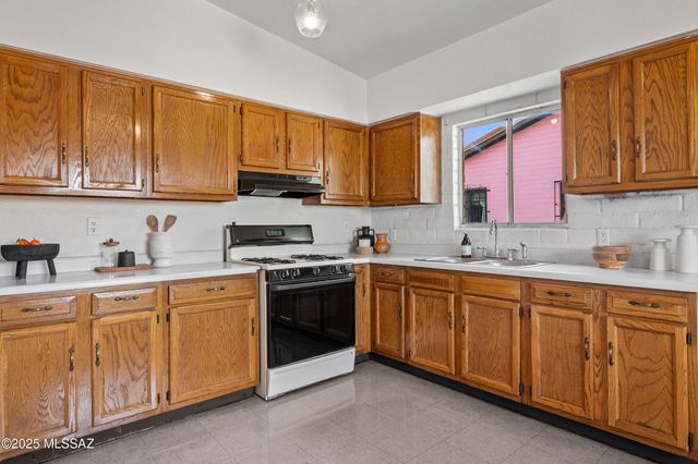 1136 S 7th Avenue, Tucson, AZ 85701