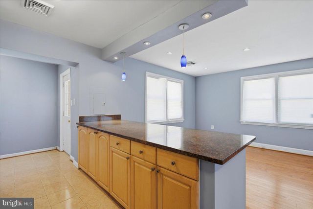 6815 STANDISH DR, Hyattsville, MD 20784