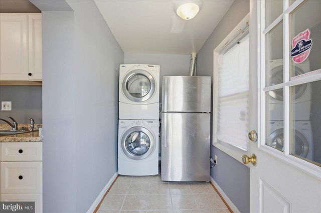 6815 STANDISH DR, Hyattsville, MD 20784