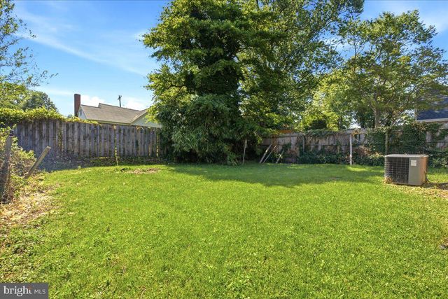 6815 STANDISH DR, Hyattsville, MD 20784