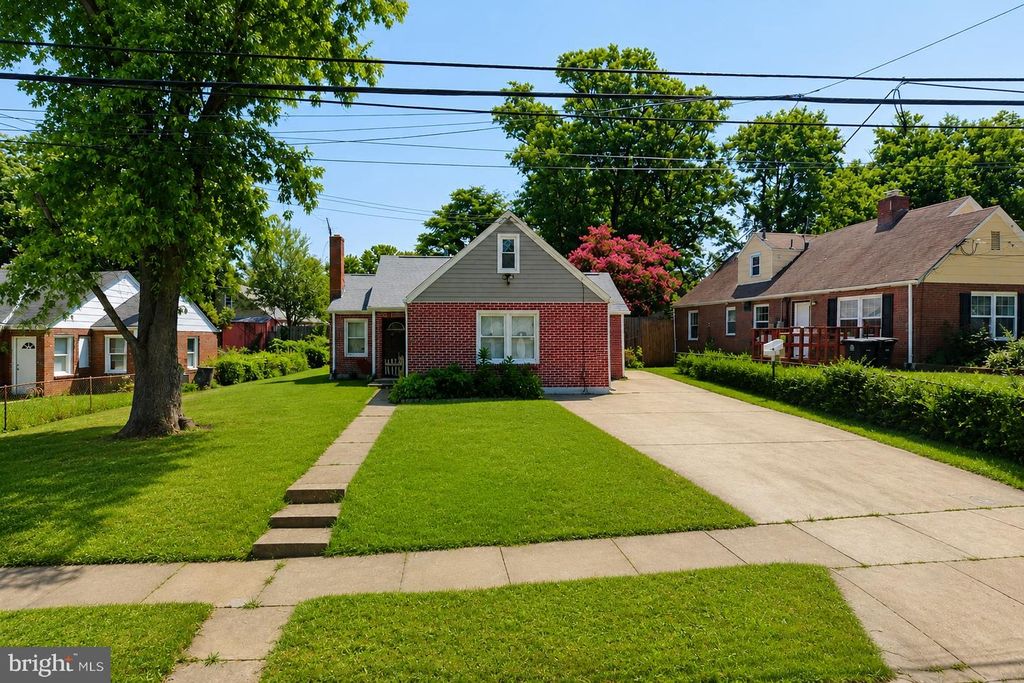 6815 STANDISH DR, Hyattsville, MD 20784