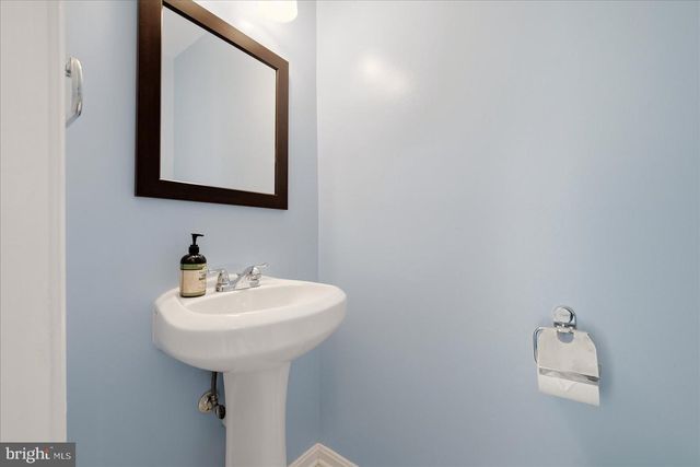 6152 STRASBURG DR, Centreville, VA 20121