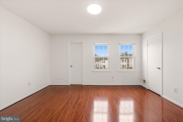 6152 STRASBURG DR, Centreville, VA 20121