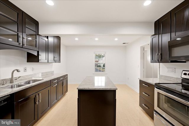 6152 STRASBURG DR, Centreville, VA 20121