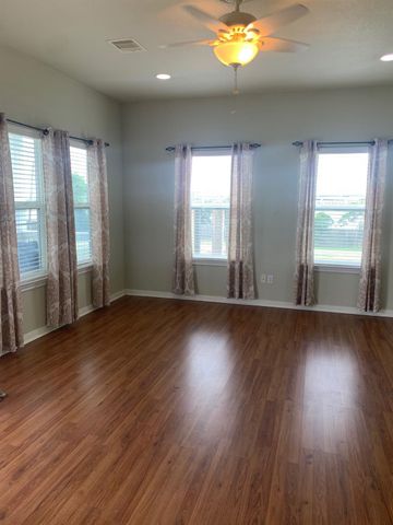 909 Gruenwald Avenue, Seabrook, TX 77586