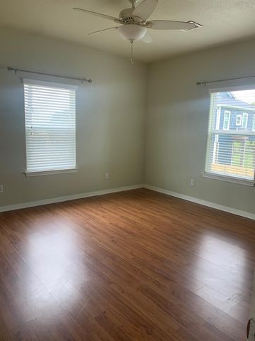 909 Gruenwald Avenue, Seabrook, TX 77586