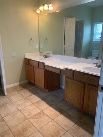 909 Gruenwald Avenue, Seabrook, TX 77586
