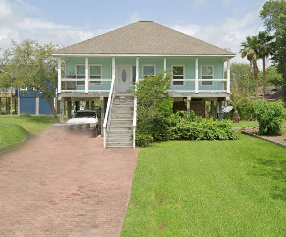 909 Gruenwald Avenue, Seabrook, TX 77586