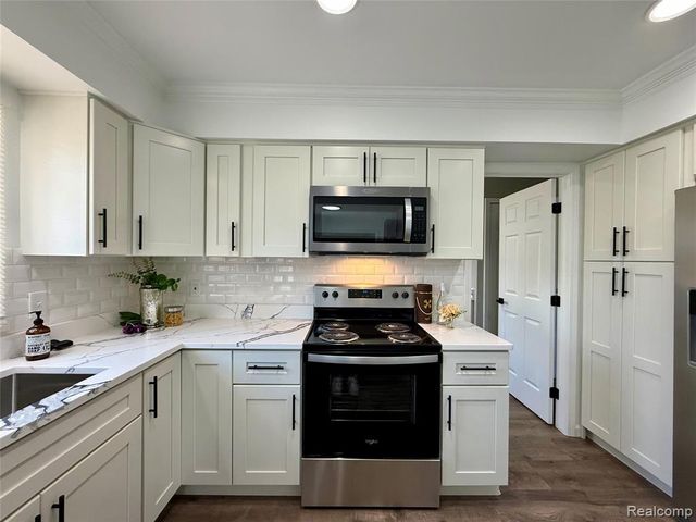 34650 Fairfax Drive, Livonia, MI 48152