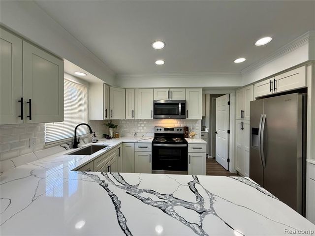 34650 Fairfax Drive, Livonia, MI 48152