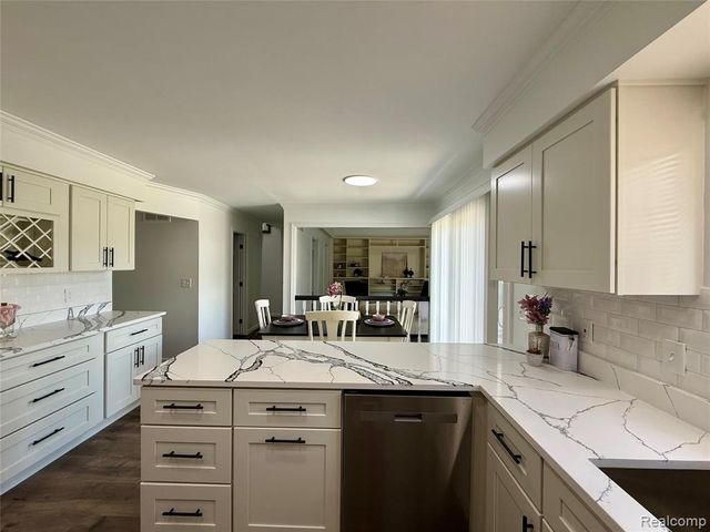 34650 Fairfax Drive, Livonia, MI 48152