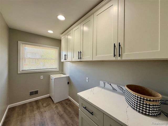 34650 Fairfax Drive, Livonia, MI 48152