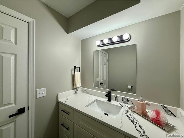 34650 Fairfax Drive, Livonia, MI 48152