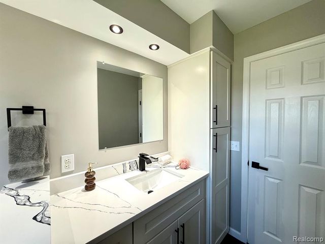 34650 Fairfax Drive, Livonia, MI 48152