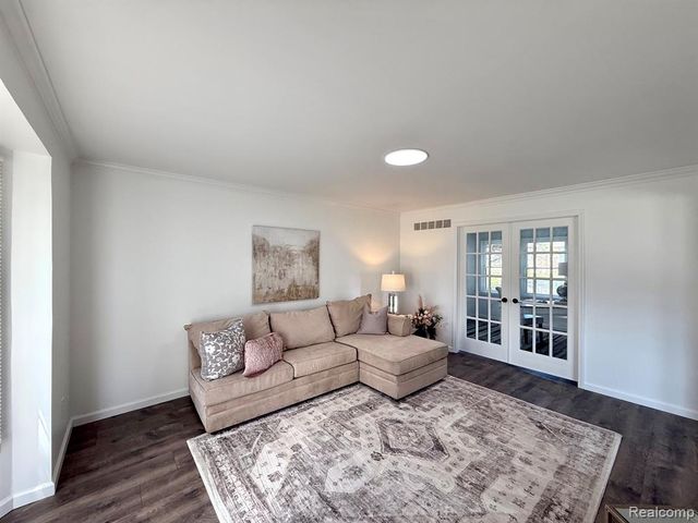 34650 Fairfax Drive, Livonia, MI 48152