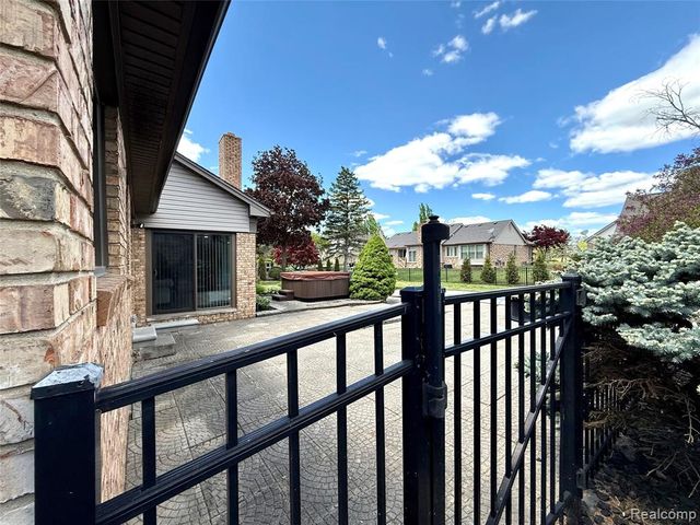 34650 Fairfax Drive, Livonia, MI 48152