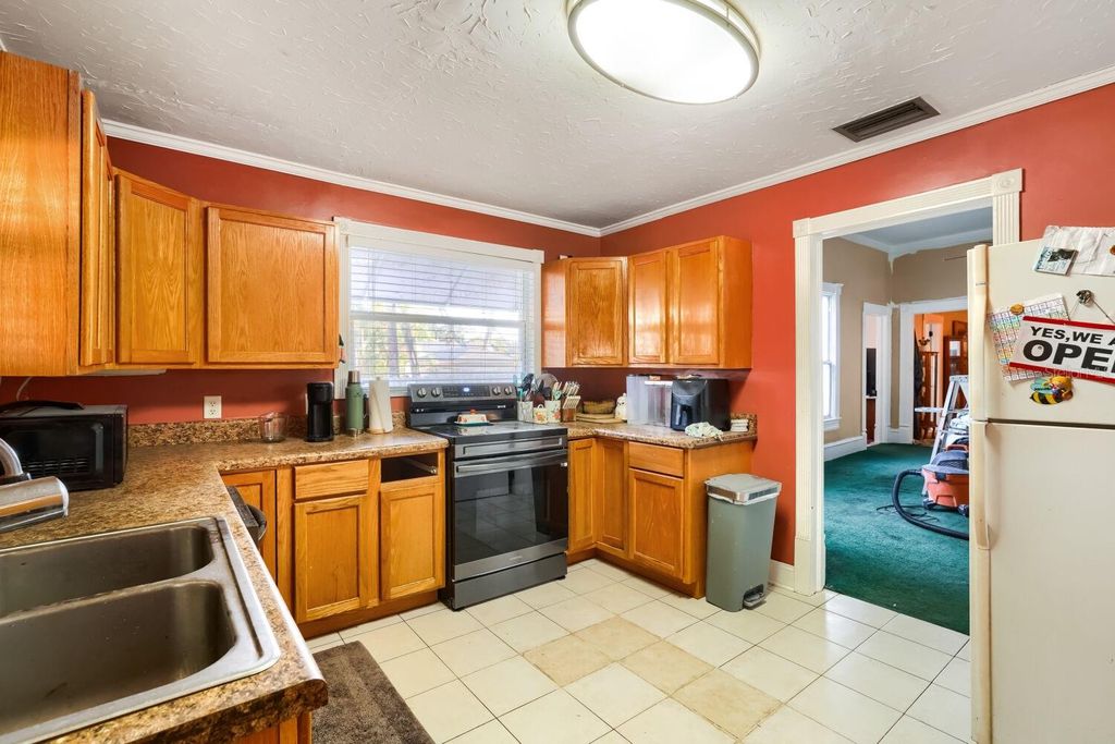 Image 11 of property listing at 2523 10TH AVENUE W, Bradenton, FL 34205
