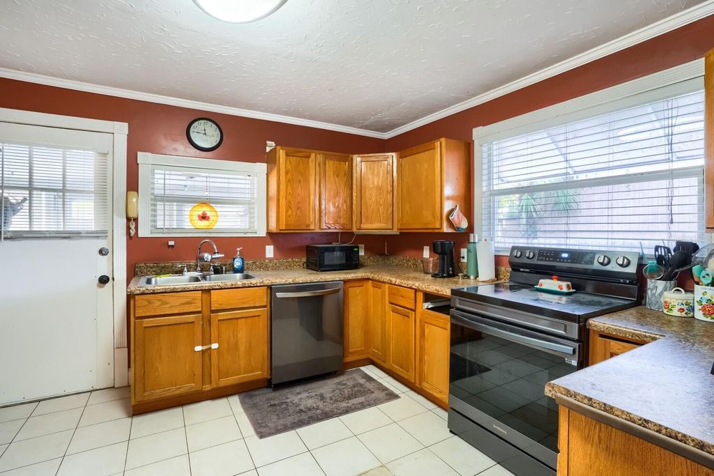 Image 12 of property listing at 2523 10TH AVENUE W, Bradenton, FL 34205