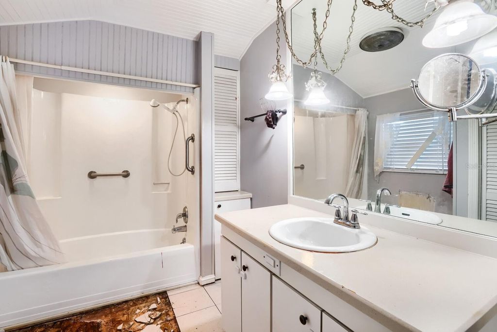 Image 18 of property listing at 2523 10TH AVENUE W, Bradenton, FL 34205