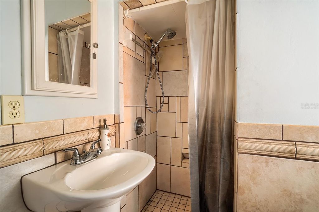 Image 21 of property listing at 2523 10TH AVENUE W, Bradenton, FL 34205