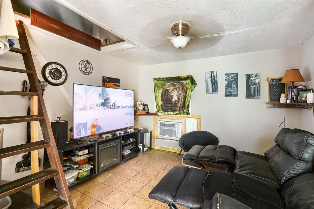 Image 27 of property listing at 2523 10TH AVENUE W, Bradenton, FL 34205