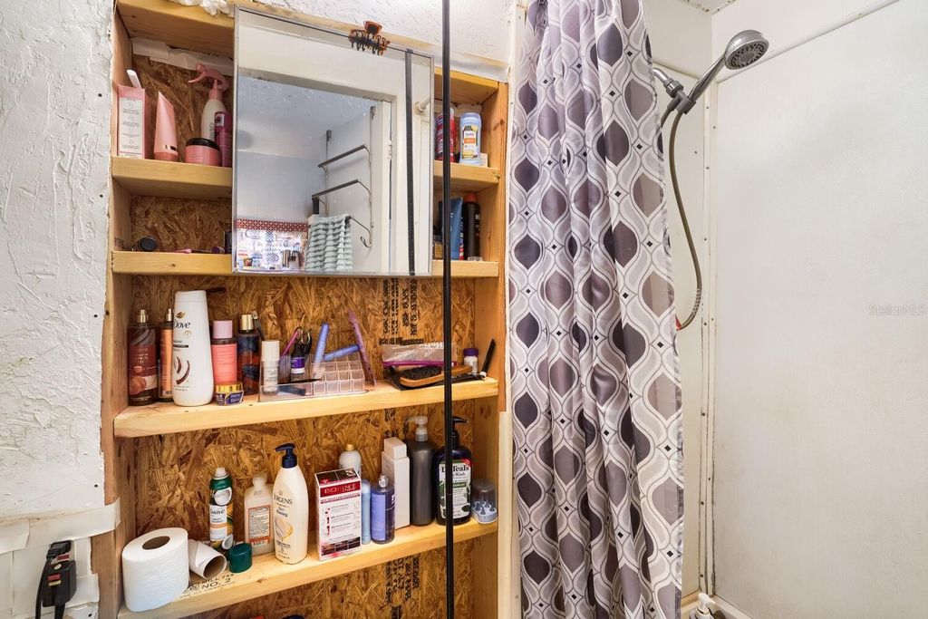Image 30 of property listing at 2523 10TH AVENUE W, Bradenton, FL 34205