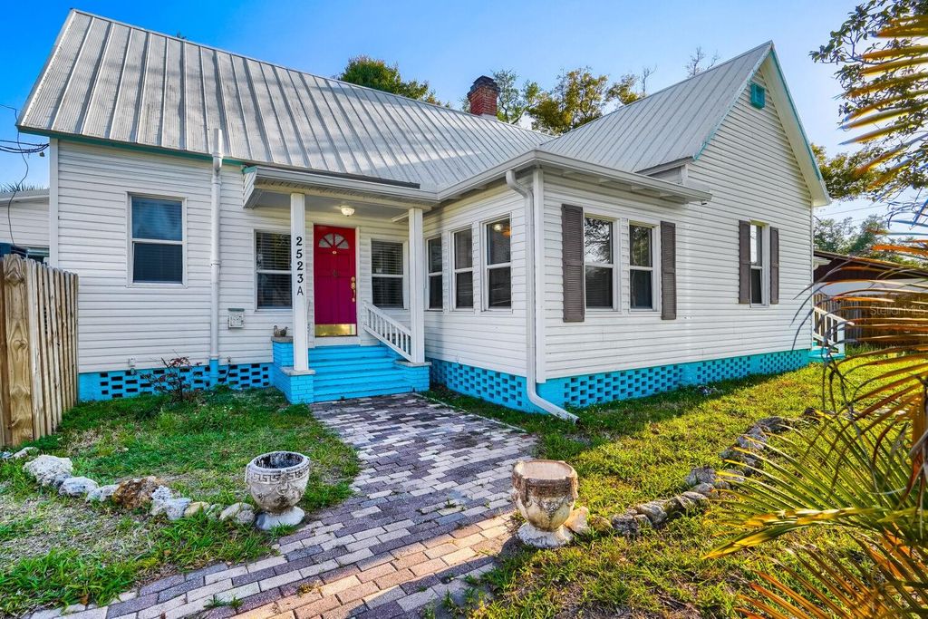 Image 4 of property listing at 2523 10TH AVENUE W, Bradenton, FL 34205
