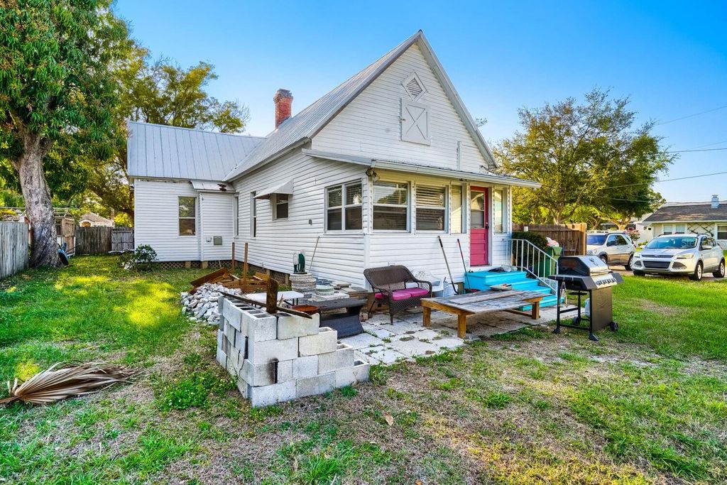 Image 32 of property listing at 2523 10TH AVENUE W, Bradenton, FL 34205