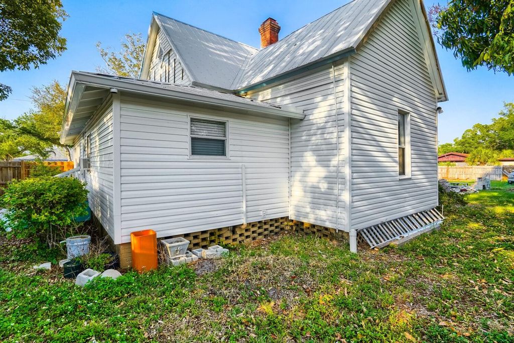 Image 33 of property listing at 2523 10TH AVENUE W, Bradenton, FL 34205