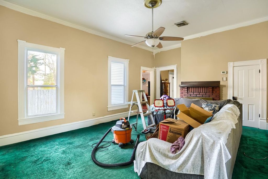 Image 8 of property listing at 2523 10TH AVENUE W, Bradenton, FL 34205