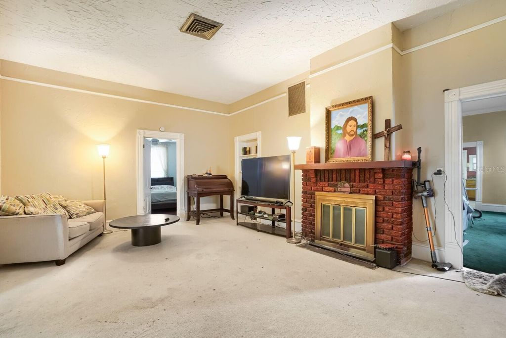 Image 9 of property listing at 2523 10TH AVENUE W, Bradenton, FL 34205