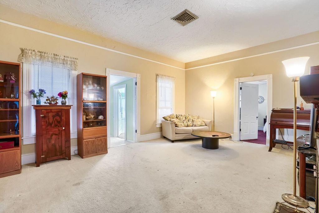 Image 10 of property listing at 2523 10TH AVENUE W, Bradenton, FL 34205