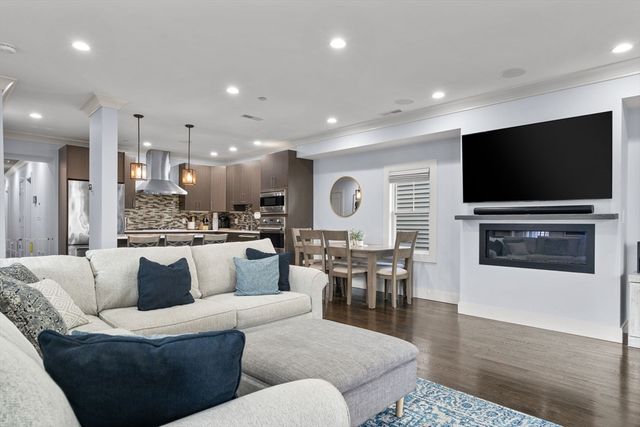 724 E 2nd St 2, Boston, MA 02127