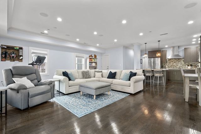 724 E 2nd St 2, Boston, MA 02127